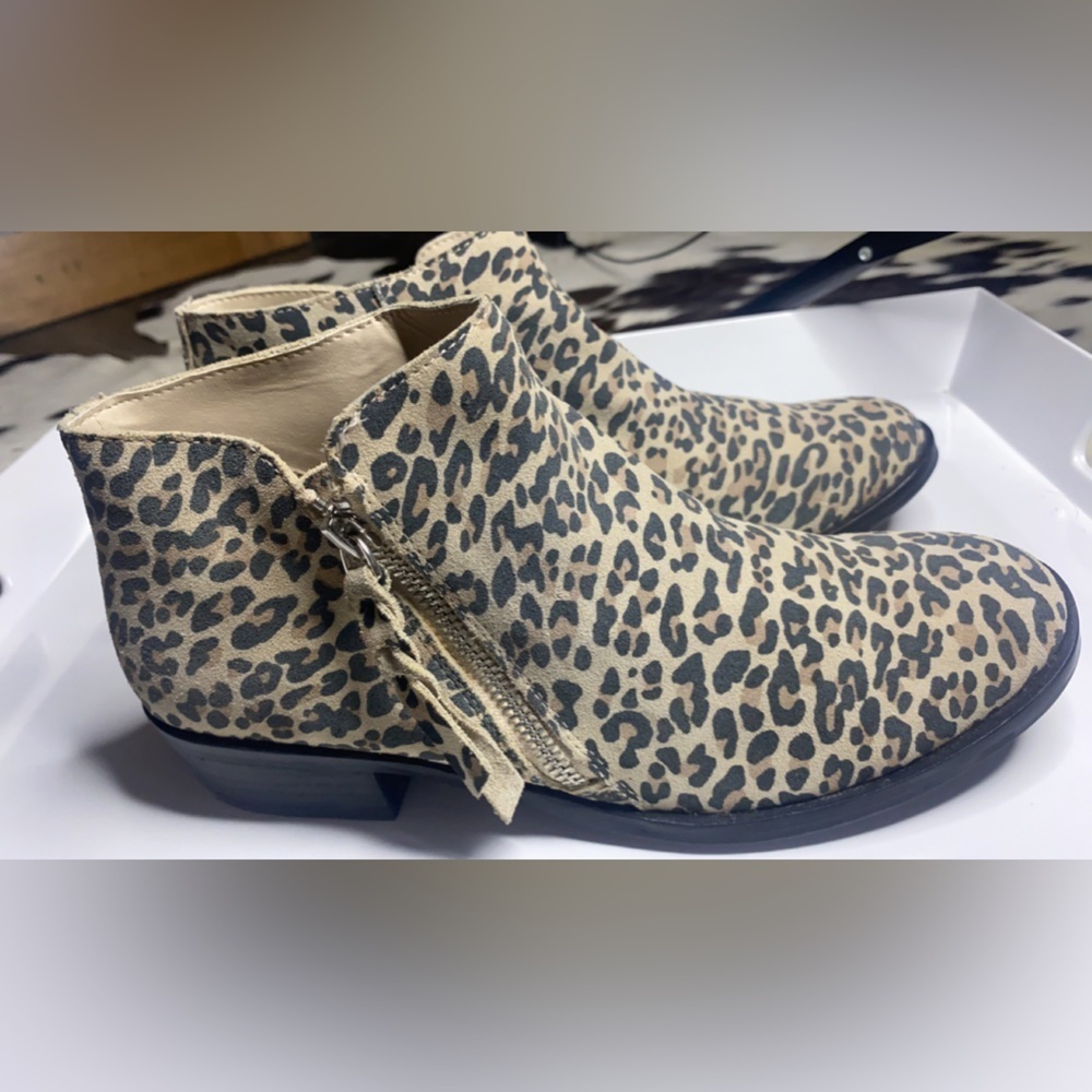 Dolce Vita Women’s Size 8.5 Leopard Ankle Boots Zip Closure Block Heel